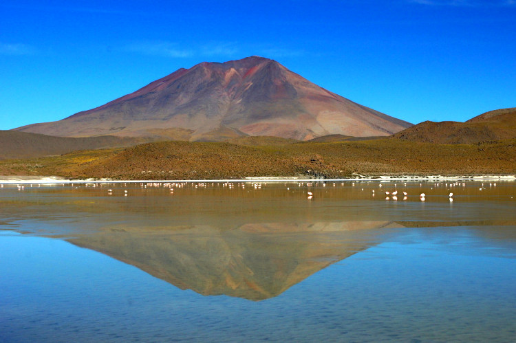 v okolí lagun se zvedají vulkány do výšky až 6000 metrů