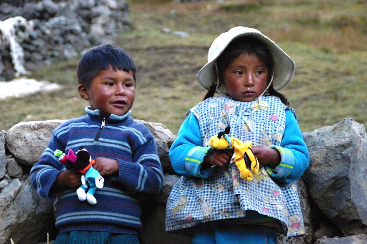děti ve vesnici Chucura, Bolívie