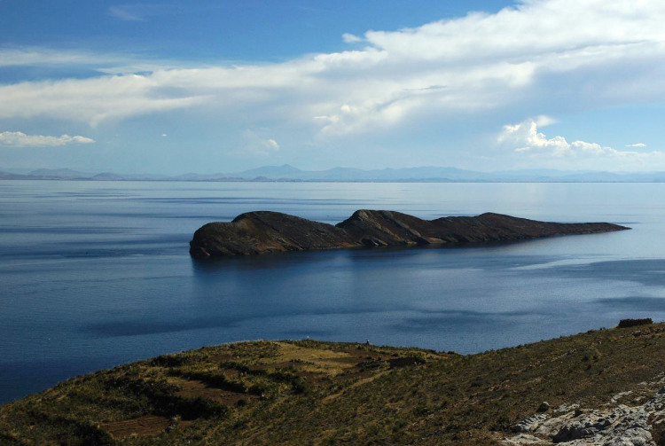 ve vodách v okolí Isla del Sol je roztroušeno množství dalších ostrůvků, Bolívie
