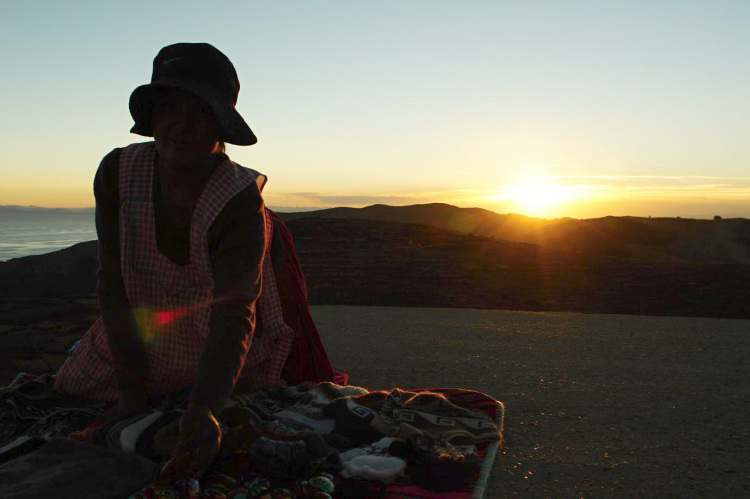 prodejkyně suvenýrů při západu slunce, Isla del Sol, Bolívie