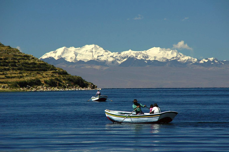 rybáři na jezeře Titicaca, v dálce Cordillera Real, Bolívie