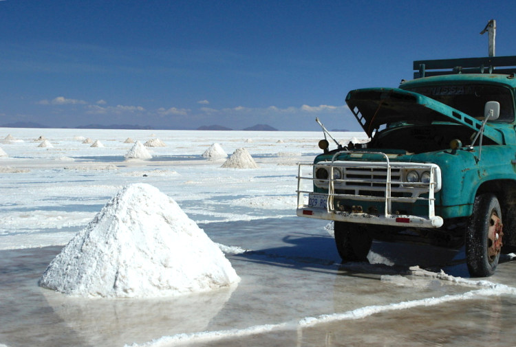 kupky soli nahazují dospělí i děti na náklaďáky